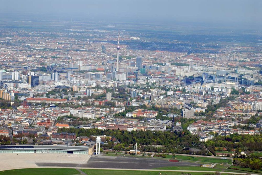 Berlin Tempelhof from the bird's eye view: Blick auf das Areal des Cityflughafens Berlin Tempelhof.Die vom Berliner Senat und von der Flughafengesellschaft für den 31. März 2007 angestrebte Schließung des Flughafens Tempelhof kostet 25,5 Millionen Euro. Bevor die Flughafengesellschaft den ihrer Ansicht nach unwirtschaftlichen City-Airport an Bund und Land Berlin zurückgibt, muß sie zunächst diese Summe für Sozialplan, Schadenersatz- und Ausgleichkosten für die Fluggesellschaften, Altlastenbeseitigung aufbringen.