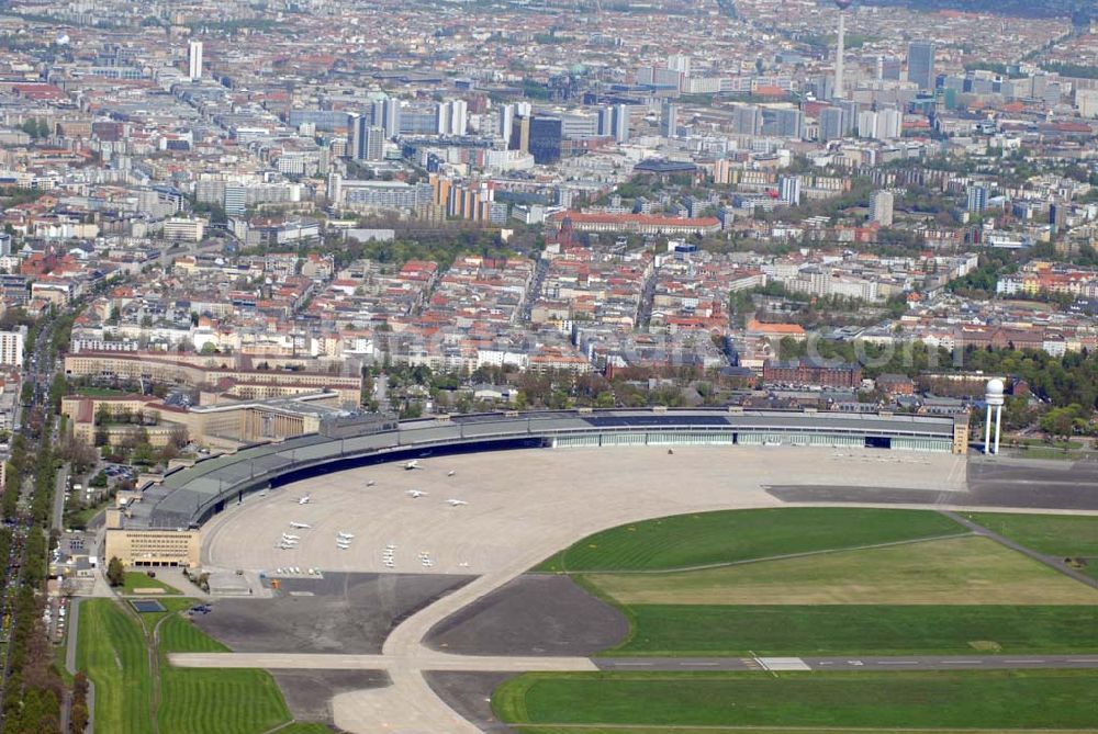 Aerial photograph Berlin Tempelhof - Blick auf das Areal des Cityflughafens Berlin Tempelhof.Die vom Berliner Senat und von der Flughafengesellschaft für den 31. März 2007 angestrebte Schließung des Flughafens Tempelhof kostet 25,5 Millionen Euro. Bevor die Flughafengesellschaft den ihrer Ansicht nach unwirtschaftlichen City-Airport an Bund und Land Berlin zurückgibt, muß sie zunächst diese Summe für Sozialplan, Schadenersatz- und Ausgleichkosten für die Fluggesellschaften, Altlastenbeseitigung aufbringen.