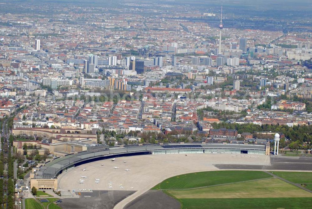 Berlin Tempelhof from above - Blick auf das Areal des Cityflughafens Berlin Tempelhof.Die vom Berliner Senat und von der Flughafengesellschaft für den 31. März 2007 angestrebte Schließung des Flughafens Tempelhof kostet 25,5 Millionen Euro. Bevor die Flughafengesellschaft den ihrer Ansicht nach unwirtschaftlichen City-Airport an Bund und Land Berlin zurückgibt, muß sie zunächst diese Summe für Sozialplan, Schadenersatz- und Ausgleichkosten für die Fluggesellschaften, Altlastenbeseitigung aufbringen.