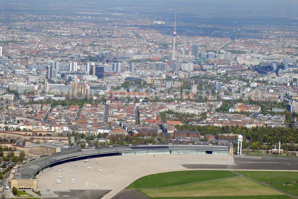 Berlin Tempelhof from the bird's eye view: Blick auf das Areal des Cityflughafens Berlin Tempelhof.Die vom Berliner Senat und von der Flughafengesellschaft für den 31. März 2007 angestrebte Schließung des Flughafens Tempelhof kostet 25,5 Millionen Euro. Bevor die Flughafengesellschaft den ihrer Ansicht nach unwirtschaftlichen City-Airport an Bund und Land Berlin zurückgibt, muß sie zunächst diese Summe für Sozialplan, Schadenersatz- und Ausgleichkosten für die Fluggesellschaften, Altlastenbeseitigung aufbringen.