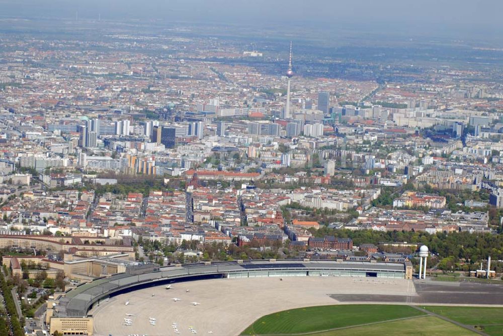 Aerial image Berlin Tempelhof - Blick auf das Areal des Cityflughafens Berlin Tempelhof.Die vom Berliner Senat und von der Flughafengesellschaft für den 31. März 2007 angestrebte Schließung des Flughafens Tempelhof kostet 25,5 Millionen Euro. Bevor die Flughafengesellschaft den ihrer Ansicht nach unwirtschaftlichen City-Airport an Bund und Land Berlin zurückgibt, muß sie zunächst diese Summe für Sozialplan, Schadenersatz- und Ausgleichkosten für die Fluggesellschaften, Altlastenbeseitigung aufbringen.