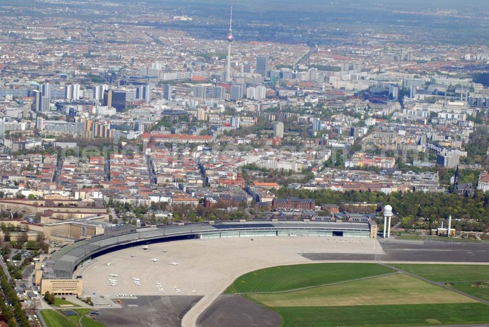 Aerial photograph Berlin Tempelhof - Blick auf das Areal des Cityflughafens Berlin Tempelhof.Die vom Berliner Senat und von der Flughafengesellschaft für den 31. März 2007 angestrebte Schließung des Flughafens Tempelhof kostet 25,5 Millionen Euro. Bevor die Flughafengesellschaft den ihrer Ansicht nach unwirtschaftlichen City-Airport an Bund und Land Berlin zurückgibt, muß sie zunächst diese Summe für Sozialplan, Schadenersatz- und Ausgleichkosten für die Fluggesellschaften, Altlastenbeseitigung aufbringen.