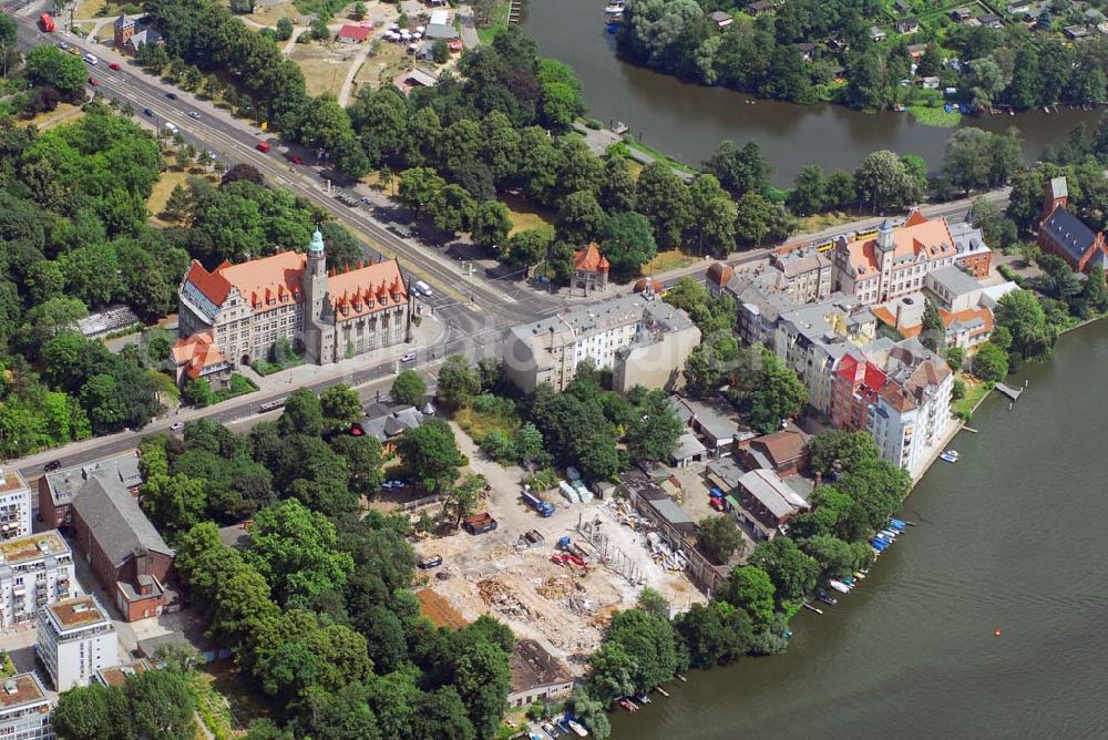 Berlin-Köpenick from above - Berlin-Köpenick,11.07.2006,Fachschule für Sozialpädagogie,Fachoberschule für Sozialwesen und Berufsfachschule für Sozialwesen,Sie liegt an der Lindenstraße Ecke Oberlandstraße, Adresse: Friedrich-Fröbel-Schule,Lindenstraße 1,12555 Berlin,Tel.: 030-65484360,Fax: 030-654843622,Achim Walder: