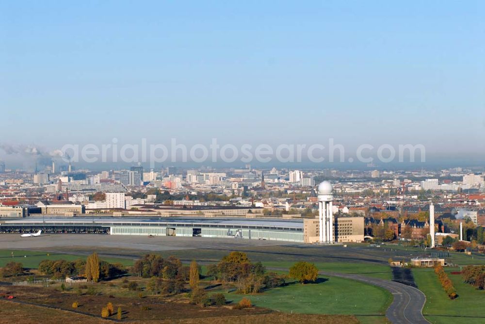 Berlin-Tempelhof from the bird's eye view: Blick auf das Areal des umstrittenen Flughafens Berlin-Tempelhof am Zentrum der Stadt Berlin. Verschiedene im Gespräch befindliche Modelle sollen einen Weiterbetrieb des in der Welt einzigartigen luftfahrthistorischen Areals sichern.