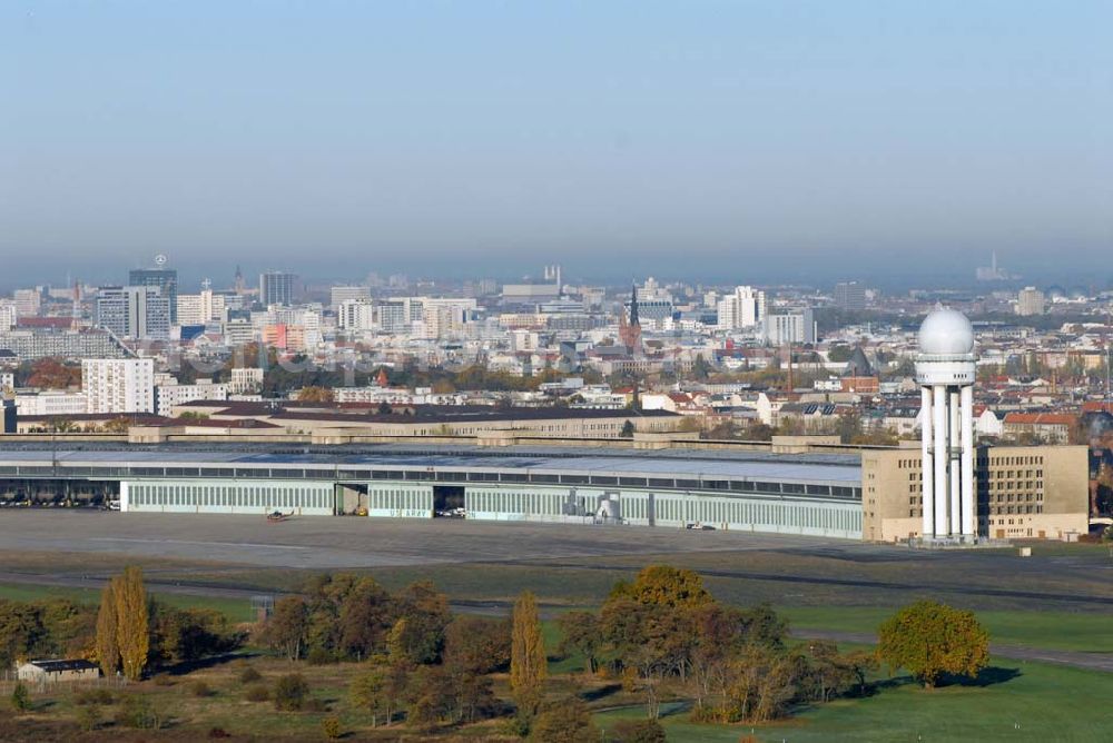 Aerial image Berlin-Tempelhof - Blick auf das Areal des umstrittenen Flughafens Berlin-Tempelhof am Zentrum der Stadt Berlin. Verschiedene im Gespräch befindliche Modelle sollen einen Weiterbetrieb des in der Welt einzigartigen luftfahrthistorischen Areals sichern.