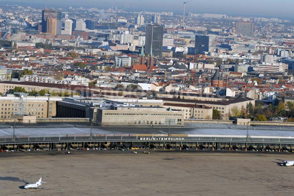 Aerial photograph Berlin-Tempelhof - Blick auf das Areal des umstrittenen Flughafens Berlin-Tempelhof am Zentrum der Stadt Berlin. Verschiedene im Gespräch befindliche Modelle sollen einen Weiterbetrieb des in der Welt einzigartigen luftfahrthistorischen Areals sichern.