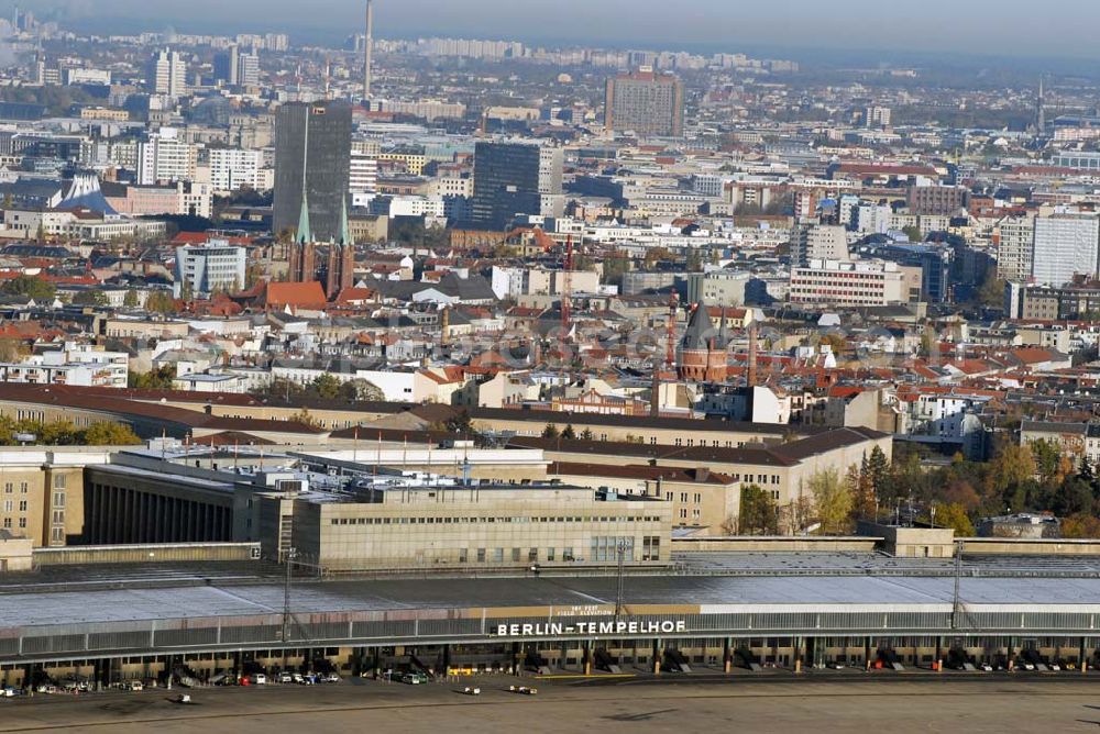 Berlin-Tempelhof from above - Blick auf das Areal des umstrittenen Flughafens Berlin-Tempelhof am Zentrum der Stadt Berlin. Verschiedene im Gespräch befindliche Modelle sollen einen Weiterbetrieb des in der Welt einzigartigen luftfahrthistorischen Areals sichern.