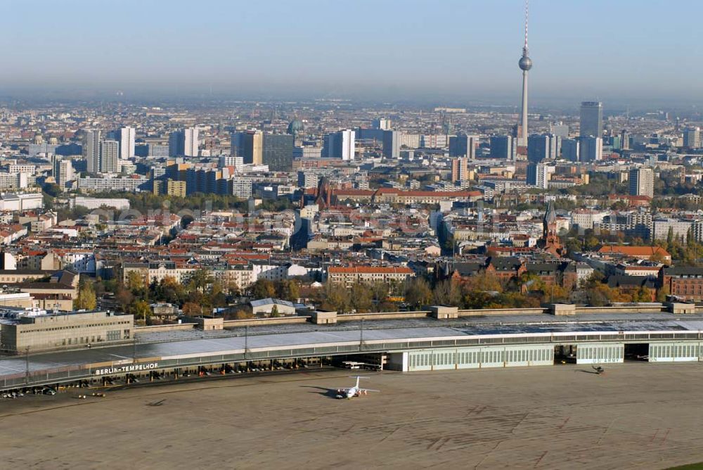 Aerial image Berlin-Tempelhof - Blick auf das Areal des umstrittenen Flughafens Berlin-Tempelhof am Zentrum der Stadt Berlin. Verschiedene im Gespräch befindliche Modelle sollen einen Weiterbetrieb des in der Welt einzigartigen luftfahrthistorischen Areals sichern.