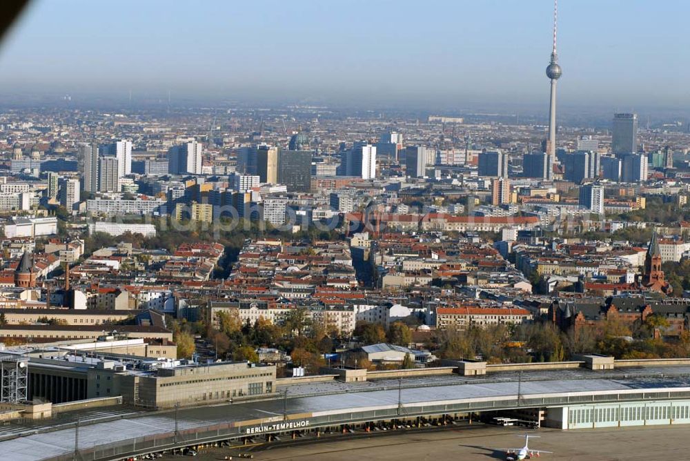 Aerial photograph Berlin-Tempelhof - Blick auf das Areal des umstrittenen Flughafens Berlin-Tempelhof am Zentrum der Stadt Berlin. Verschiedene im Gespräch befindliche Modelle sollen einen Weiterbetrieb des in der Welt einzigartigen luftfahrthistorischen Areals sichern.