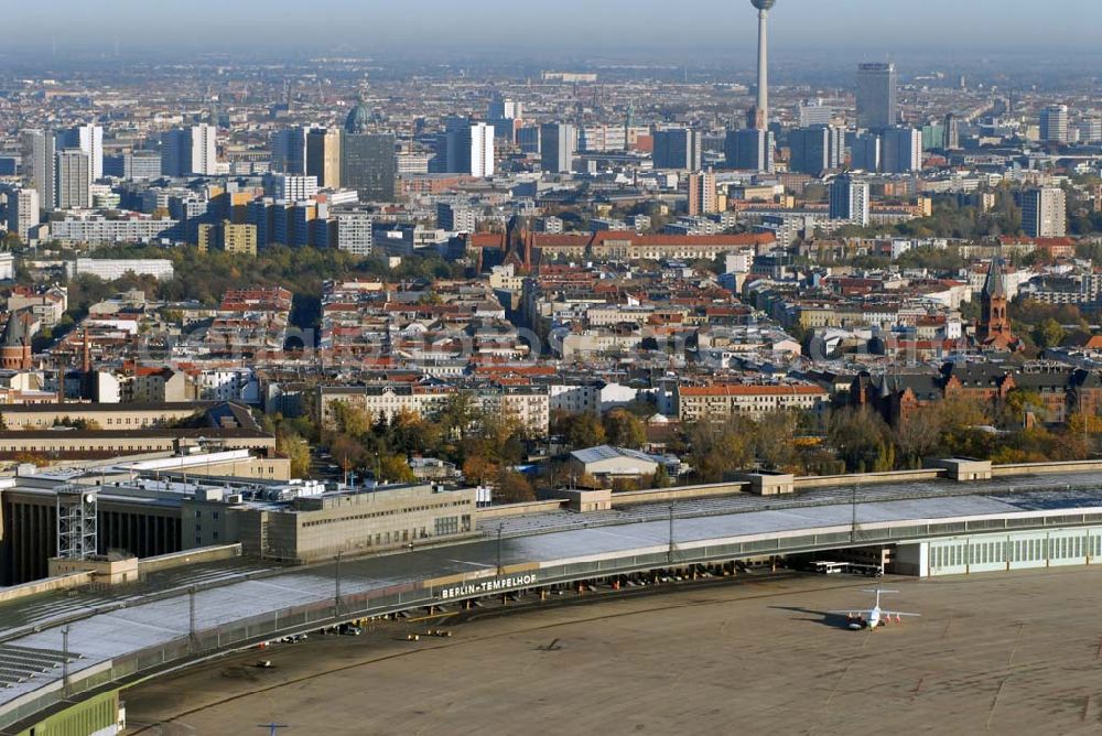 Berlin-Tempelhof from above - Blick auf das Areal des umstrittenen Flughafens Berlin-Tempelhof am Zentrum der Stadt Berlin. Verschiedene im Gespräch befindliche Modelle sollen einen Weiterbetrieb des in der Welt einzigartigen luftfahrthistorischen Areals sichern.