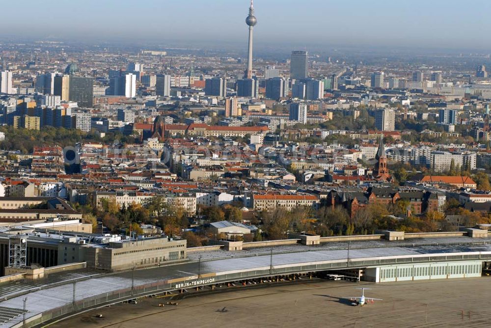 Berlin-Tempelhof from the bird's eye view: Blick auf das Areal des umstrittenen Flughafens Berlin-Tempelhof am Zentrum der Stadt Berlin. Verschiedene im Gespräch befindliche Modelle sollen einen Weiterbetrieb des in der Welt einzigartigen luftfahrthistorischen Areals sichern.