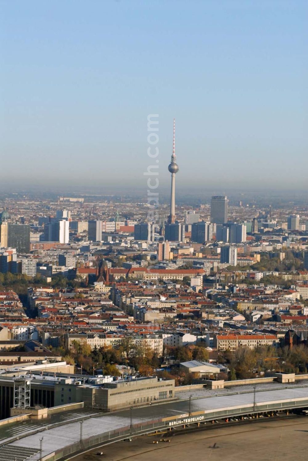 Aerial image Berlin-Tempelhof - Blick auf das Areal des umstrittenen Flughafens Berlin-Tempelhof am Zentrum der Stadt Berlin. Verschiedene im Gespräch befindliche Modelle sollen einen Weiterbetrieb des in der Welt einzigartigen luftfahrthistorischen Areals sichern.