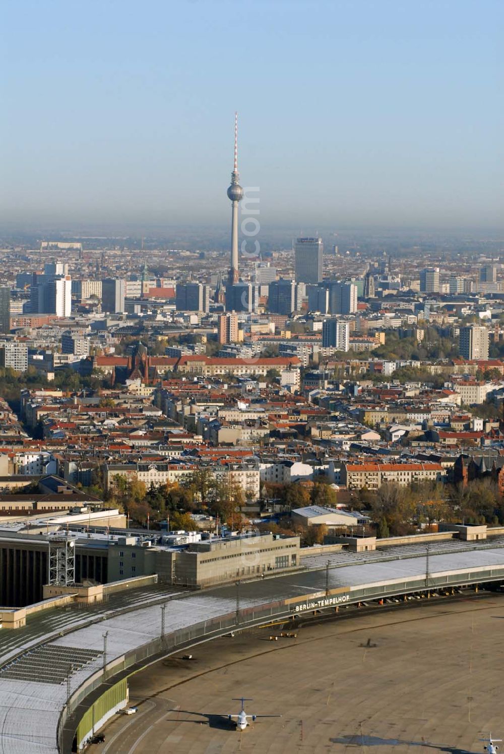 Aerial photograph Berlin-Tempelhof - Blick auf das Areal des umstrittenen Flughafens Berlin-Tempelhof am Zentrum der Stadt Berlin. Verschiedene im Gespräch befindliche Modelle sollen einen Weiterbetrieb des in der Welt einzigartigen luftfahrthistorischen Areals sichern.