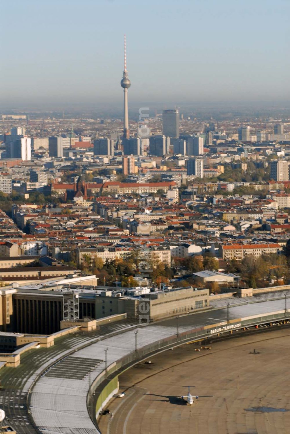 Berlin-Tempelhof from above - Blick auf das Areal des umstrittenen Flughafens Berlin-Tempelhof am Zentrum der Stadt Berlin. Verschiedene im Gespräch befindliche Modelle sollen einen Weiterbetrieb des in der Welt einzigartigen luftfahrthistorischen Areals sichern.