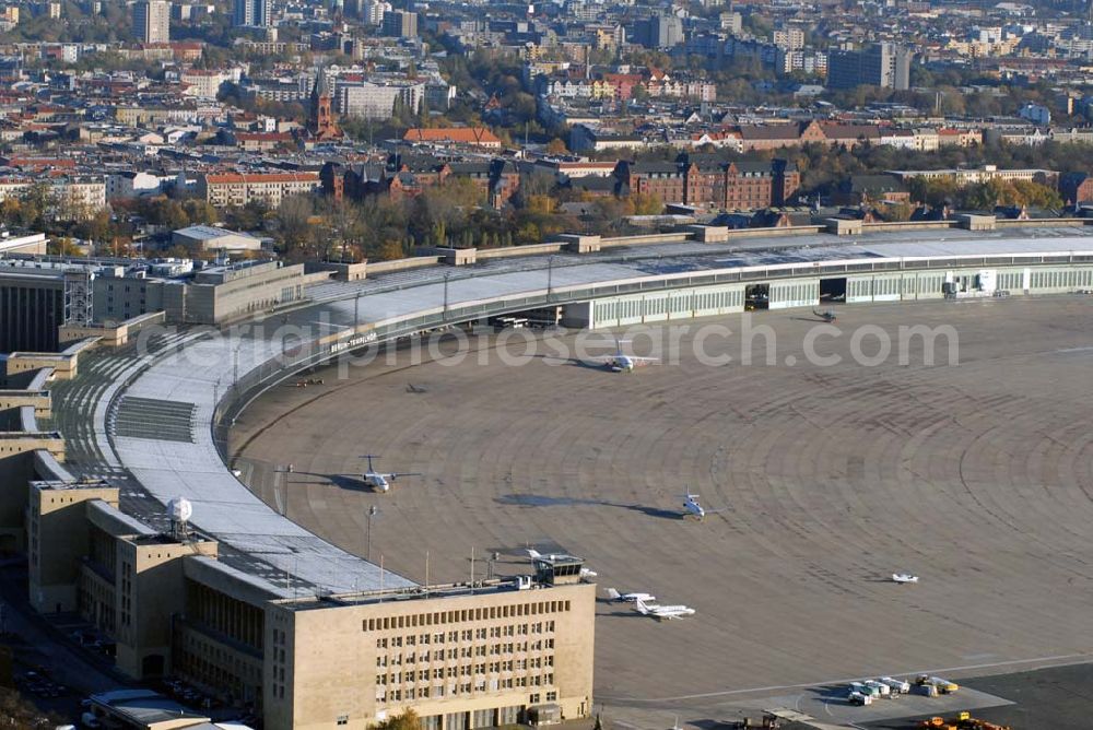 Berlin-Tempelhof from the bird's eye view: Blick auf das Areal des umstrittenen Flughafens Berlin-Tempelhof am Zentrum der Stadt Berlin. Verschiedene im Gespräch befindliche Modelle sollen einen Weiterbetrieb des in der Welt einzigartigen luftfahrthistorischen Areals sichern.