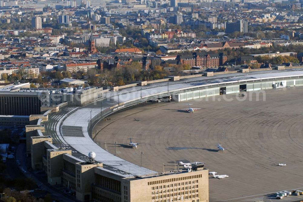 Aerial image Berlin-Tempelhof - Blick auf das Areal des umstrittenen Flughafens Berlin-Tempelhof am Zentrum der Stadt Berlin. Verschiedene im Gespräch befindliche Modelle sollen einen Weiterbetrieb des in der Welt einzigartigen luftfahrthistorischen Areals sichern.