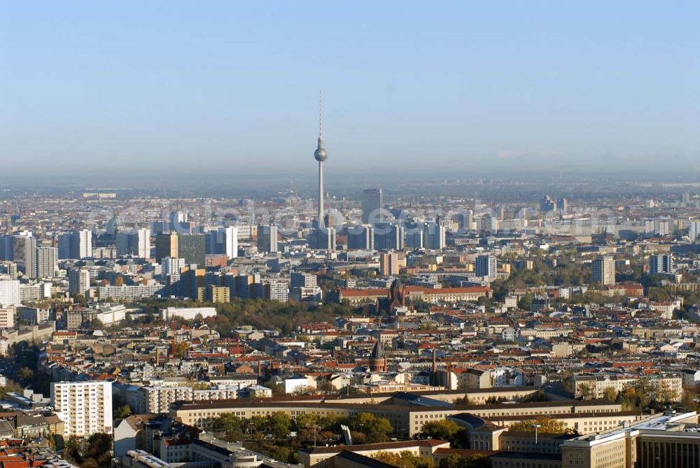 Aerial photograph Berlin-Tempelhof - Blick auf das Areal des umstrittenen Flughafens Berlin-Tempelhof am Zentrum der Stadt Berlin. Verschiedene im Gespräch befindliche Modelle sollen einen Weiterbetrieb des in der Welt einzigartigen luftfahrthistorischen Areals sichern.