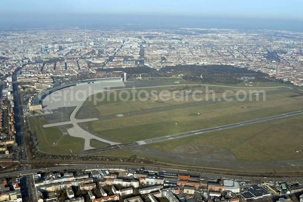 Berlin from the bird's eye view: Blick auf das Areal des 2008 zu schließenden Flughafens Berlin-Tempelhof am Zentrum der Stadt Berlin.