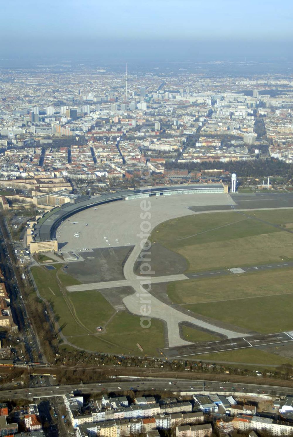 Aerial image Berlin - Blick auf das Areal des 2008 zu schließenden Flughafens Berlin-Tempelhof am Zentrum der Stadt Berlin.