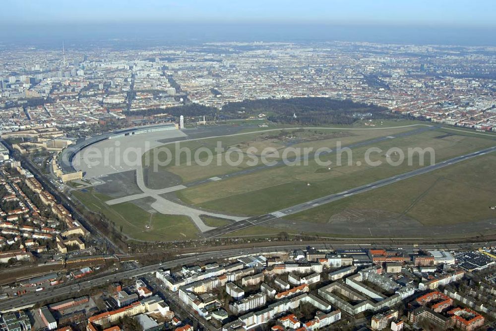 Aerial photograph Berlin - Blick auf das Areal des 2008 zu schließenden Flughafens Berlin-Tempelhof am Zentrum der Stadt Berlin.