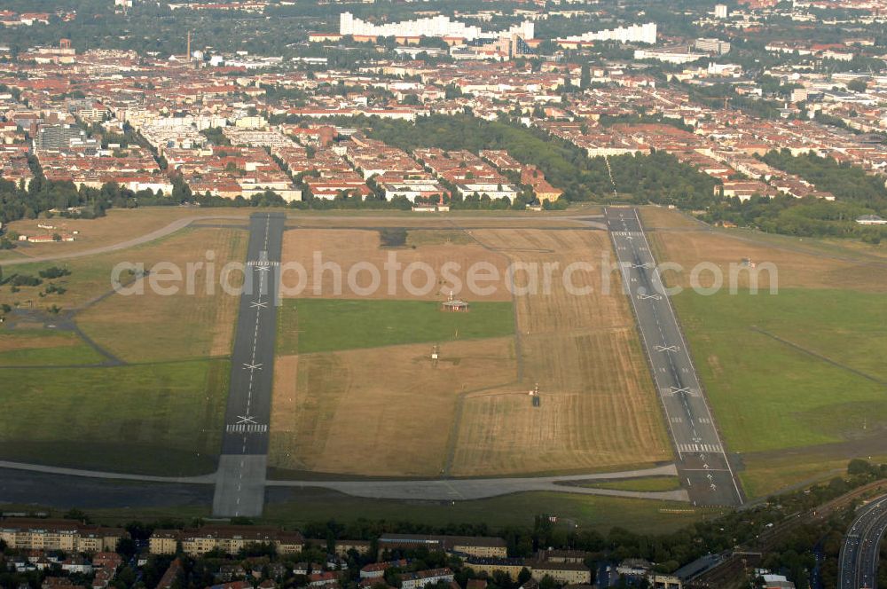 Berlin from the bird's eye view: Blick auf das Areal des stillgelegten Flughafen Berlin-Tempelhof mit den beiden Start- und Landebahnen. Im Hintergrund sind Wohngebiete des Bezirks Berlin-Neukölln zu erkennen.