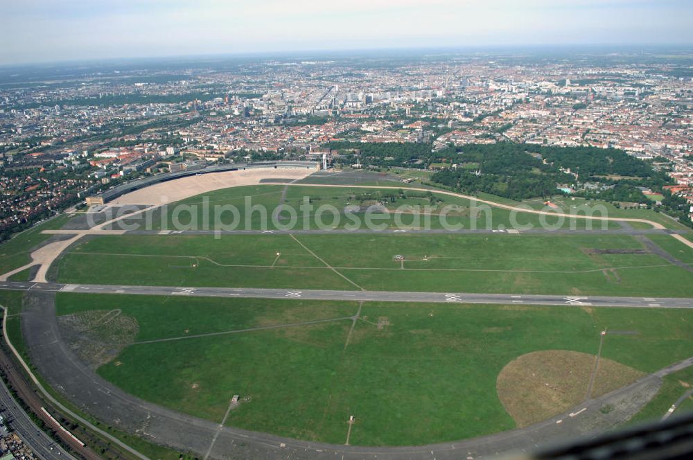 Berlin from the bird's eye view: Blick auf das Areal des stillgelegten Flughafen Berlin-Tempelhof