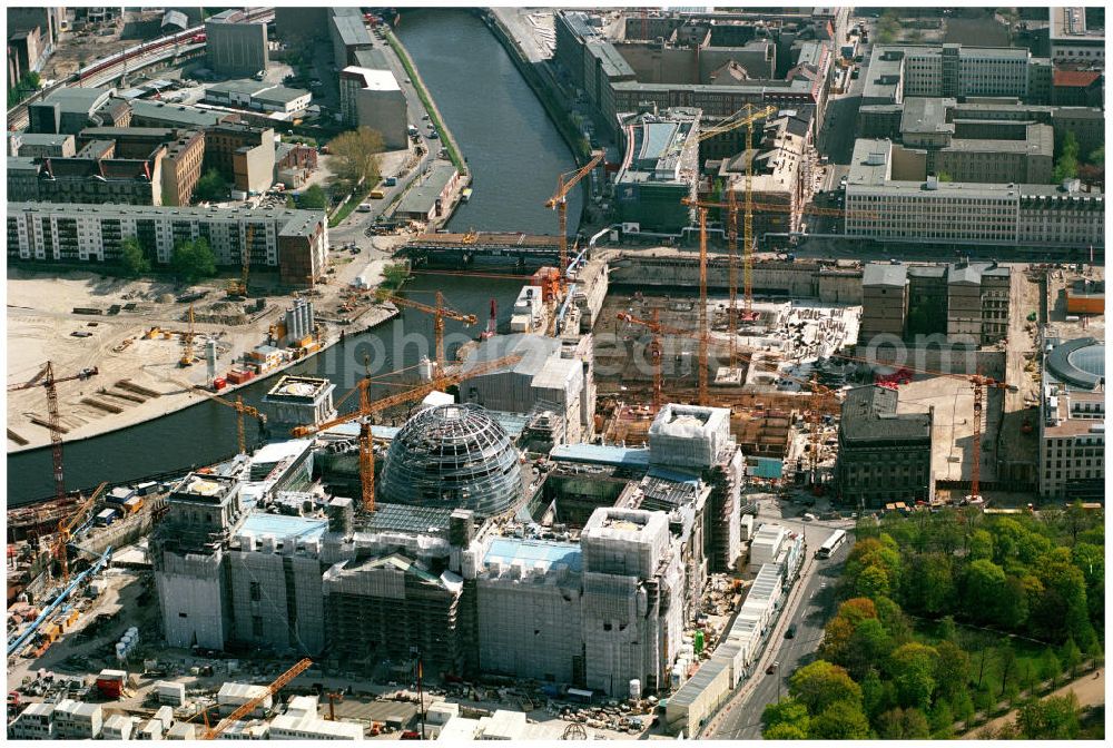 Berlin-Tiergarten from the bird's eye view: 10.05.1998 Umbau des Berliner Reichstages