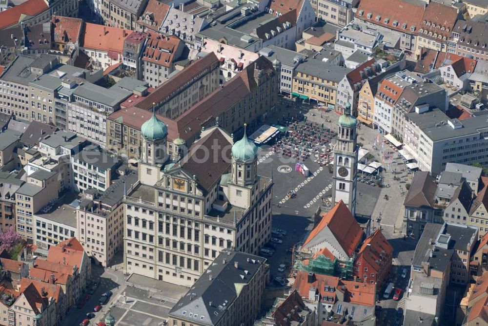 Aerial photograph Augsburg - Blick auf das Augsburger Rathaus und den Perlachturm am Rathausplatz. Das Rathaus wurde in den Jahren 1615 bis 1624 durch den Stadtbaumeister Elias Holl erbaut. Es sollte u.a. die Stadt als Freie Reichsstadt bei Reichstagen repräsentieren und gilt heute als einer der wichtigsten Profanbauten der Renaissance. Der Perlachturm rechts neben dem Rathaus wurde im 10. Jhd. als Glockenturm der Kirche St. Peter am Perlach erbaut und von Elias Holl umgebaut. Info: