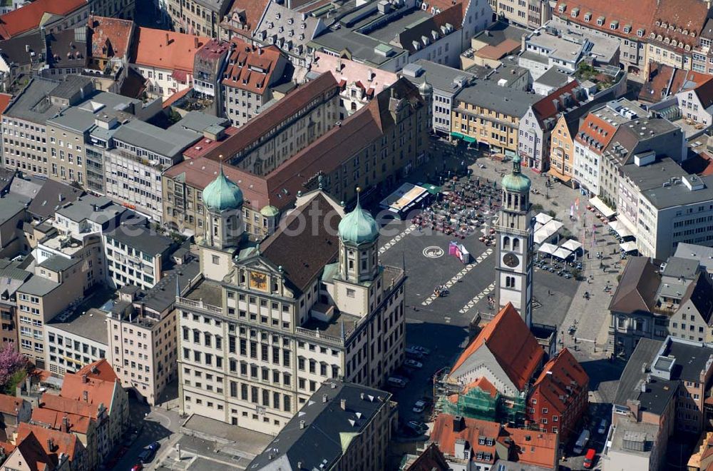 Aerial photograph Augsburg - Blick auf das Augsburger Rathaus und den Perlachturm am Rathausplatz. Das Rathaus wurde in den Jahren 1615 bis 1624 durch den Stadtbaumeister Elias Holl erbaut. Es sollte u.a. die Stadt als Freie Reichsstadt bei Reichstagen repräsentieren und gilt heute als einer der wichtigsten Profanbauten der Renaissance. Der Perlachturm rechts neben dem Rathaus wurde im 10. Jhd. als Glockenturm der Kirche St. Peter am Perlach erbaut und von Elias Holl umgebaut. Info: