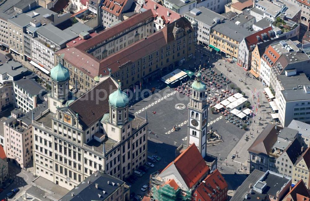 Augsburg from above - Blick auf das Augsburger Rathaus und den Perlachturm am Rathausplatz. Das Rathaus wurde in den Jahren 1615 bis 1624 durch den Stadtbaumeister Elias Holl erbaut. Es sollte u.a. die Stadt als Freie Reichsstadt bei Reichstagen repräsentieren und gilt heute als einer der wichtigsten Profanbauten der Renaissance. Der Perlachturm rechts neben dem Rathaus wurde im 10. Jhd. als Glockenturm der Kirche St. Peter am Perlach erbaut und von Elias Holl umgebaut. Info: