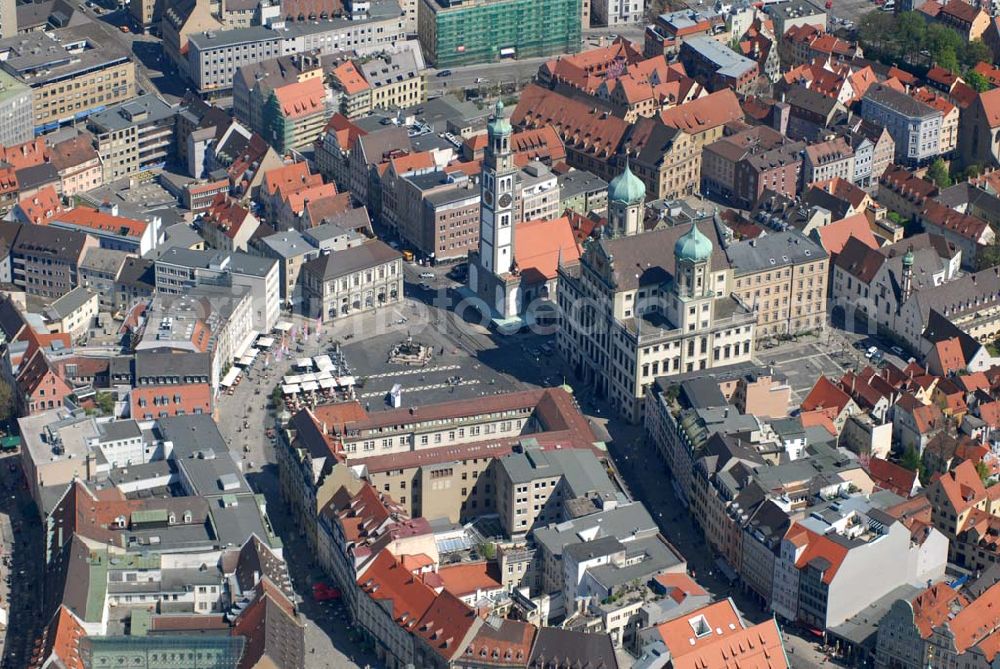 Aerial image Augsburg - Blick auf das Augsburger Rathaus und den Perlachturm am Rathausplatz. Das Rathaus wurde in den Jahren 1615 bis 1624 durch den Stadtbaumeister Elias Holl erbaut. Es sollte u.a. die Stadt als Freie Reichsstadt bei Reichstagen repräsentieren und gilt heute als einer der wichtigsten Profanbauten der Renaissance. Der Perlachturm rechts neben dem Rathaus wurde im 10. Jhd. als Glockenturm der Kirche St. Peter am Perlach erbaut und von Elias Holl umgebaut. Info: