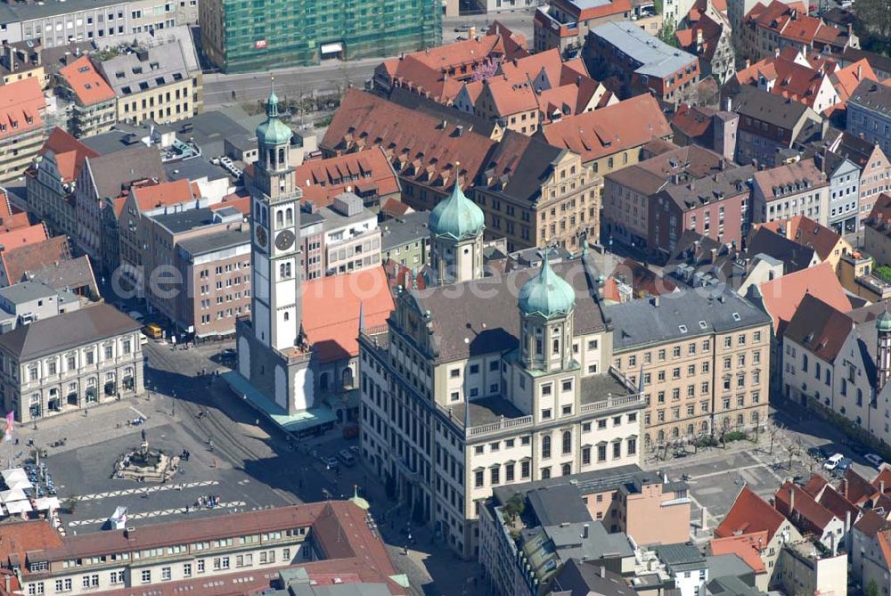 Aerial photograph Augsburg - Blick auf das Augsburger Rathaus und den Perlachturm am Rathausplatz. Das Rathaus wurde in den Jahren 1615 bis 1624 durch den Stadtbaumeister Elias Holl erbaut. Es sollte u.a. die Stadt als Freie Reichsstadt bei Reichstagen repräsentieren und gilt heute als einer der wichtigsten Profanbauten der Renaissance. Der Perlachturm rechts neben dem Rathaus wurde im 10. Jhd. als Glockenturm der Kirche St. Peter am Perlach erbaut und von Elias Holl umgebaut. Info: