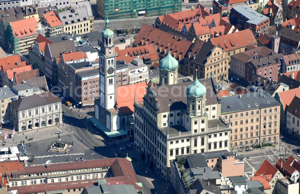 Augsburg from above - Blick auf das Augsburger Rathaus und den Perlachturm am Rathausplatz. Das Rathaus wurde in den Jahren 1615 bis 1624 durch den Stadtbaumeister Elias Holl erbaut. Es sollte u.a. die Stadt als Freie Reichsstadt bei Reichstagen repräsentieren und gilt heute als einer der wichtigsten Profanbauten der Renaissance. Der Perlachturm rechts neben dem Rathaus wurde im 10. Jhd. als Glockenturm der Kirche St. Peter am Perlach erbaut und von Elias Holl umgebaut. Info: