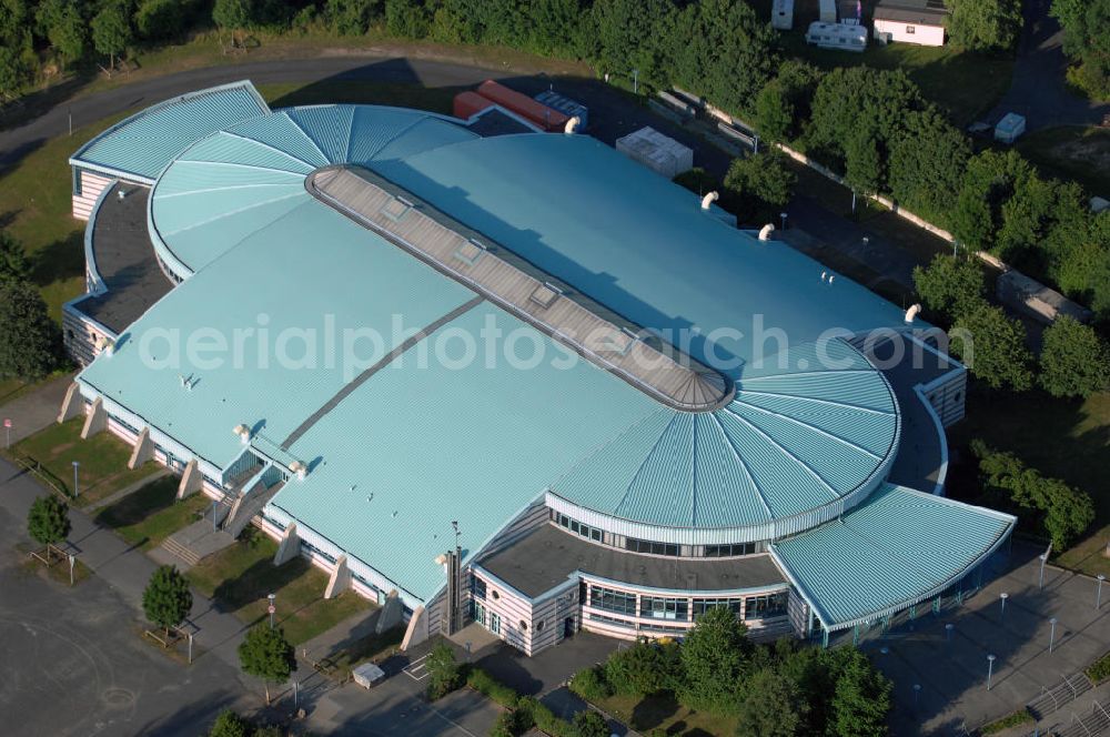 Hanau from above - Blick auf die August-Schärttner-Halle in Hanau. Das 1989 erbaute Sport- und Veranstaltungszentrum bietet vielfältige Nutzungsmöglichkeiten, wie z. B. Konzerte, Messen, Tagungen, Sportwettkämpfe usw. Adresse: Martin-Luther-King-Str. 48, 63452 Hanau, EMail Petra.Siebert@Hanau.de, Frau Petra Siebert, Tel. +49 (0)6181 86028