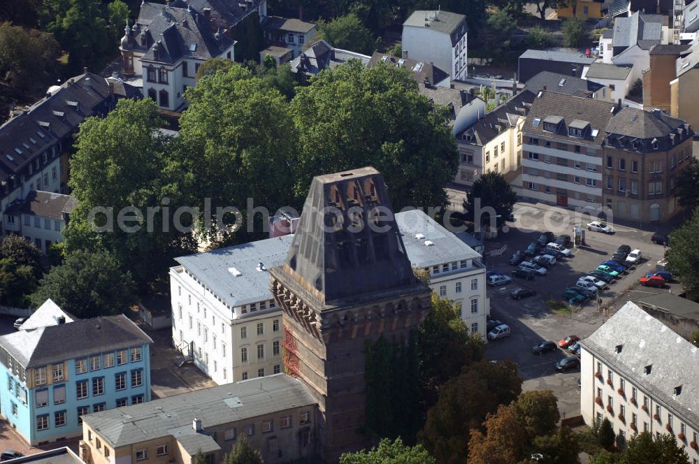 Aerial image Trier - Blick auf den Augustinerhof mit dem unvollendeten Hochbunker in Trier. Der Bunker befindet sich direkt neben dem Rathaus, ist 38 Meter hoch und steht unter Denkmalschutz. Im Jahr 1942 wurde er auf staatliche Veranlassung hin gebaut und sollte den Beamten der Stadt, sowie der Zivilbevölkerung Schutz vor Luftangriffen bieten. Die unvollendete Dachspitze sollte direkte Treffer einer Bombe verhindern und dafür sorgen, dass diese am Dach abprallen und so auf dem Boden neben dem Haus aufschlagen würde. Die Drahtbespannung des Dachstuhls wurde bisher zweimal erneuert (1980 und 2005) um das Herabfallen von Betonteilen zu verhindern. Derzeit wird darüber nachgedacht das Gebäude umzubauen und so die Nutzungsmöglichkeiten zu erweitern.