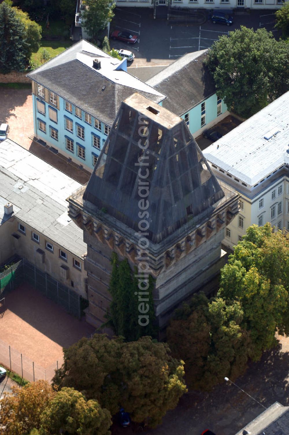 Trier from above - Blick auf den Augustinerhof mit dem unvollendeten Hochbunker in Trier. Der Bunker befindet sich direkt neben dem Rathaus, ist 38 Meter hoch und steht unter Denkmalschutz. Im Jahr 1942 wurde er auf staatliche Veranlassung hin gebaut und sollte den Beamten der Stadt, sowie der Zivilbevölkerung Schutz vor Luftangriffen bieten. Die unvollendete Dachspitze sollte direkte Treffer einer Bombe verhindern und dafür sorgen, dass diese am Dach abprallen und so auf dem Boden neben dem Haus aufschlagen würde. Die Drahtbespannung des Dachstuhls wurde bisher zweimal erneuert (1980 und 2005) um das Herabfallen von Betonteilen zu verhindern. Derzeit wird darüber nachgedacht das Gebäude umzubauen und so die Nutzungsmöglichkeiten zu erweitern.