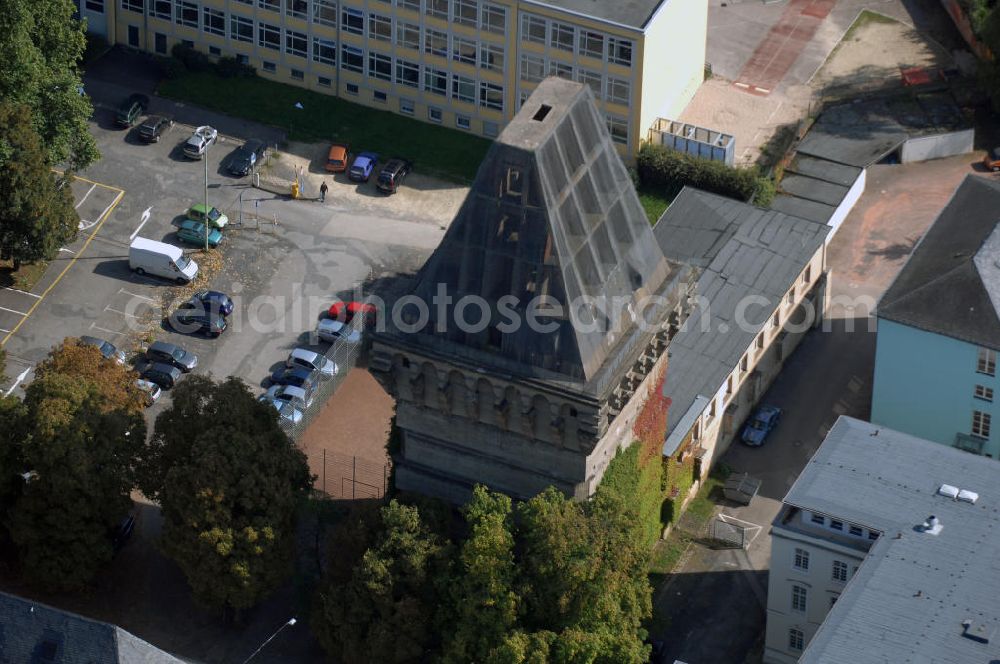 Trier from the bird's eye view: Blick auf den Augustinerhof mit dem unvollendeten Hochbunker in Trier. Der Bunker befindet sich direkt neben dem Rathaus, ist 38 Meter hoch und steht unter Denkmalschutz. Im Jahr 1942 wurde er auf staatliche Veranlassung hin gebaut und sollte den Beamten der Stadt, sowie der Zivilbevölkerung Schutz vor Luftangriffen bieten. Die unvollendete Dachspitze sollte direkte Treffer einer Bombe verhindern und dafür sorgen, dass diese am Dach abprallen und so auf dem Boden neben dem Haus aufschlagen würde. Die Drahtbespannung des Dachstuhls wurde bisher zweimal erneuert (1980 und 2005) um das Herabfallen von Betonteilen zu verhindern. Derzeit wird darüber nachgedacht das Gebäude umzubauen und so die Nutzungsmöglichkeiten zu erweitern.