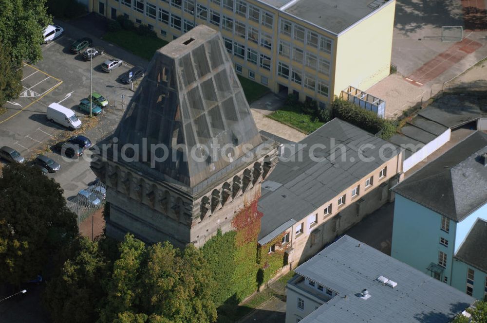 Aerial image Trier - Blick auf den Augustinerhof mit dem unvollendeten Hochbunker in Trier. Der Bunker befindet sich direkt neben dem Rathaus, ist 38 Meter hoch und steht unter Denkmalschutz. Im Jahr 1942 wurde er auf staatliche Veranlassung hin gebaut und sollte den Beamten der Stadt, sowie der Zivilbevölkerung Schutz vor Luftangriffen bieten. Die unvollendete Dachspitze sollte direkte Treffer einer Bombe verhindern und dafür sorgen, dass diese am Dach abprallen und so auf dem Boden neben dem Haus aufschlagen würde. Die Drahtbespannung des Dachstuhls wurde bisher zweimal erneuert (1980 und 2005) um das Herabfallen von Betonteilen zu verhindern. Derzeit wird darüber nachgedacht das Gebäude umzubauen und so die Nutzungsmöglichkeiten zu erweitern.