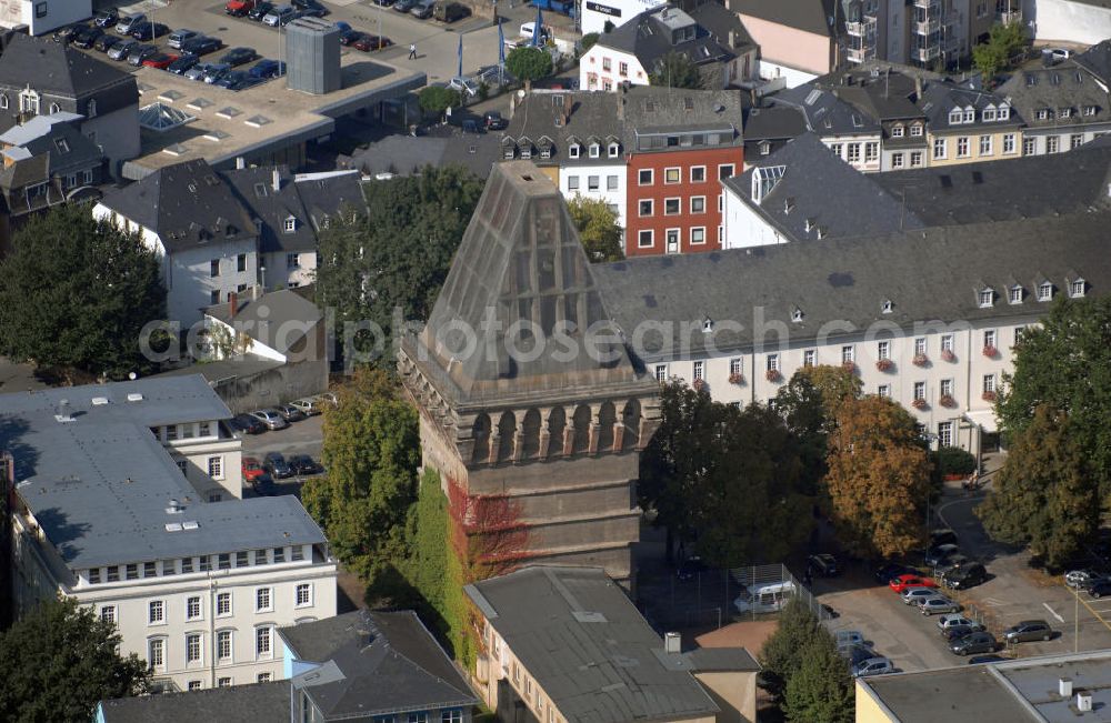 Trier from above - Blick auf den Augustinerhof mit dem unvollendeten Hochbunker in Trier. Der Bunker befindet sich direkt neben dem Rathaus, ist 38 Meter hoch und steht unter Denkmalschutz. Im Jahr 1942 wurde er auf staatliche Veranlassung hin gebaut und sollte den Beamten der Stadt, sowie der Zivilbevölkerung Schutz vor Luftangriffen bieten. Die unvollendete Dachspitze sollte direkte Treffer einer Bombe verhindern und dafür sorgen, dass diese am Dach abprallen und so auf dem Boden neben dem Haus aufschlagen würde. Die Drahtbespannung des Dachstuhls wurde bisher zweimal erneuert (1980 und 2005) um das Herabfallen von Betonteilen zu verhindern. Derzeit wird darüber nachgedacht das Gebäude umzubauen und so die Nutzungsmöglichkeiten zu erweitern.