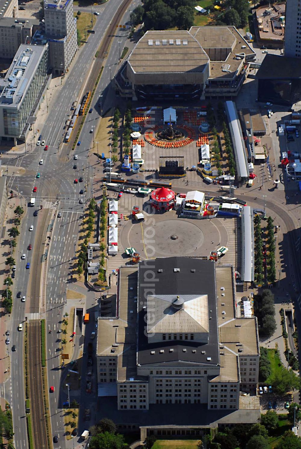 Leipzig from above - 05.07.2006 Blick auf die Leipziger Oper mit dem Opernbrunnen am Augustusplatz (Augustusplatz 12, 04109 Leipzig, Tel.: 0341 / 3014397, E-Mail: Oper@Leipzig-Online.de, URL: