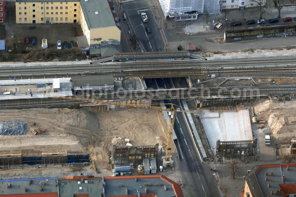 Berlin from above - Blick auf den Um- und Ausbau des S-Bahnhofes Berlin-Baumschulenweg.Die Fassade des Haupteinganges auf der Ostseite, die der Bahnhof 1916 erhielt und die heute unter Denkmalschutz steht, bleibt dabei erhalten. Ansonsten wird der erneuerungsbedürftige Bahnhof künftig modernen Ansprüchen an Komfort, Sicherheit, Gestaltung und Leistungsfähigkeit gerecht. Rund 28 Millionen Euro werden investiert.Die Brücken der drei S-Bahn- und zwei Fernbahngleise werden neu gebaut. Die Breite der Baumschulenstraße bleibt erhalten, ebenso die auf 3,80 Meter beschränkte Durchfahrtshöhe.Die S-Bahnsteige werden neu gebaut und beide liegen künftig fast mittig über der Baumschulenstraße. Auch nach dem Umbau wird es drei S-Bahngleise mit einem Seitenbahnsteig für die Züge Richtung Stadt und einem Inselbahnsteig für die Züge Richtung Schöneweide geben. Ausführende Baufirma ist die EUROVIA Infra GmbH.