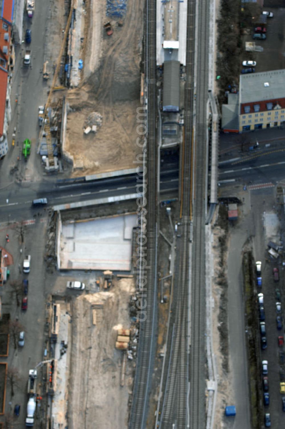 Berlin from above - Blick auf den Um- und Ausbau des S-Bahnhofes Berlin-Baumschulenweg.Die Fassade des Haupteinganges auf der Ostseite, die der Bahnhof 1916 erhielt und die heute unter Denkmalschutz steht, bleibt dabei erhalten. Ansonsten wird der erneuerungsbedürftige Bahnhof künftig modernen Ansprüchen an Komfort, Sicherheit, Gestaltung und Leistungsfähigkeit gerecht. Rund 28 Millionen Euro werden investiert.Die Brücken der drei S-Bahn- und zwei Fernbahngleise werden neu gebaut. Die Breite der Baumschulenstraße bleibt erhalten, ebenso die auf 3,80 Meter beschränkte Durchfahrtshöhe.Die S-Bahnsteige werden neu gebaut und beide liegen künftig fast mittig über der Baumschulenstraße. Auch nach dem Umbau wird es drei S-Bahngleise mit einem Seitenbahnsteig für die Züge Richtung Stadt und einem Inselbahnsteig für die Züge Richtung Schöneweide geben. Ausführende Baufirma ist die EUROVIA Infra GmbH.