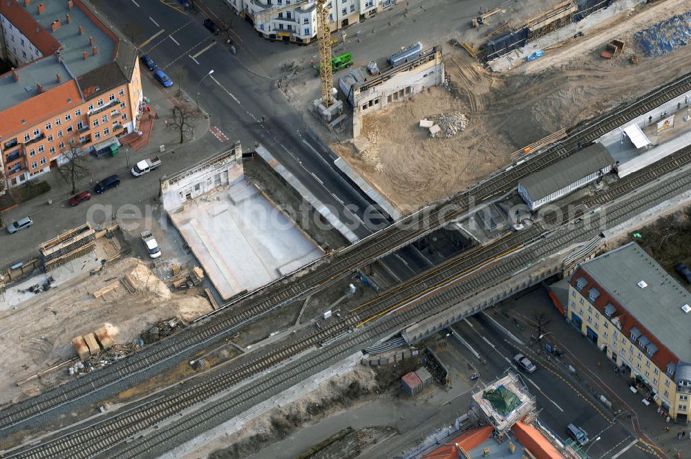 Berlin from above - Blick auf den Um- und Ausbau des S-Bahnhofes Berlin-Baumschulenweg.Die Fassade des Haupteinganges auf der Ostseite, die der Bahnhof 1916 erhielt und die heute unter Denkmalschutz steht, bleibt dabei erhalten. Ansonsten wird der erneuerungsbedürftige Bahnhof künftig modernen Ansprüchen an Komfort, Sicherheit, Gestaltung und Leistungsfähigkeit gerecht. Rund 28 Millionen Euro werden investiert.Die Brücken der drei S-Bahn- und zwei Fernbahngleise werden neu gebaut. Die Breite der Baumschulenstraße bleibt erhalten, ebenso die auf 3,80 Meter beschränkte Durchfahrtshöhe.Die S-Bahnsteige werden neu gebaut und beide liegen künftig fast mittig über der Baumschulenstraße. Auch nach dem Umbau wird es drei S-Bahngleise mit einem Seitenbahnsteig für die Züge Richtung Stadt und einem Inselbahnsteig für die Züge Richtung Schöneweide geben. Ausführende Baufirma ist die EUROVIA Infra GmbH.