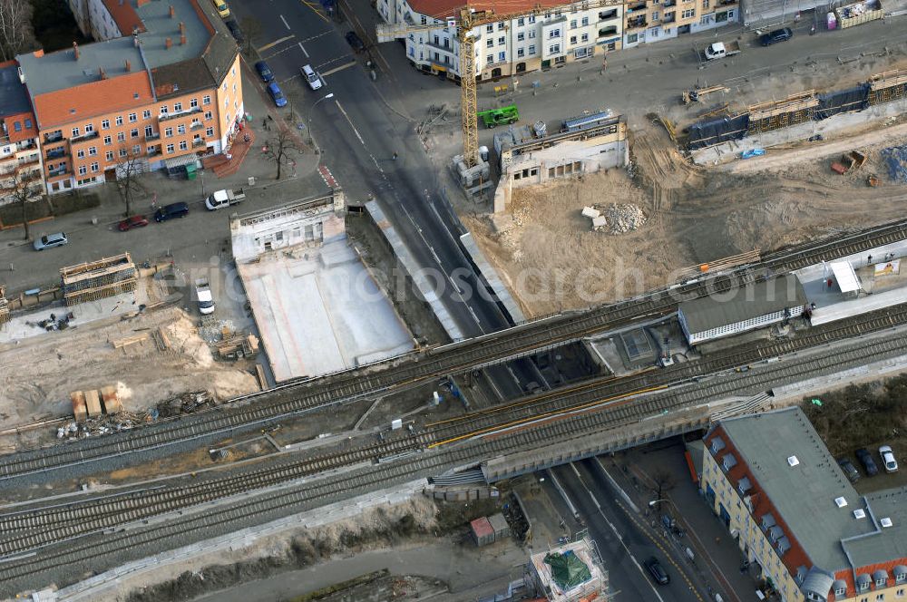 Berlin from the bird's eye view: Blick auf den Um- und Ausbau des S-Bahnhofes Berlin-Baumschulenweg.Die Fassade des Haupteinganges auf der Ostseite, die der Bahnhof 1916 erhielt und die heute unter Denkmalschutz steht, bleibt dabei erhalten. Ansonsten wird der erneuerungsbedürftige Bahnhof künftig modernen Ansprüchen an Komfort, Sicherheit, Gestaltung und Leistungsfähigkeit gerecht. Rund 28 Millionen Euro werden investiert.Die Brücken der drei S-Bahn- und zwei Fernbahngleise werden neu gebaut. Die Breite der Baumschulenstraße bleibt erhalten, ebenso die auf 3,80 Meter beschränkte Durchfahrtshöhe.Die S-Bahnsteige werden neu gebaut und beide liegen künftig fast mittig über der Baumschulenstraße. Auch nach dem Umbau wird es drei S-Bahngleise mit einem Seitenbahnsteig für die Züge Richtung Stadt und einem Inselbahnsteig für die Züge Richtung Schöneweide geben. Ausführende Baufirma ist die EUROVIA Infra GmbH.