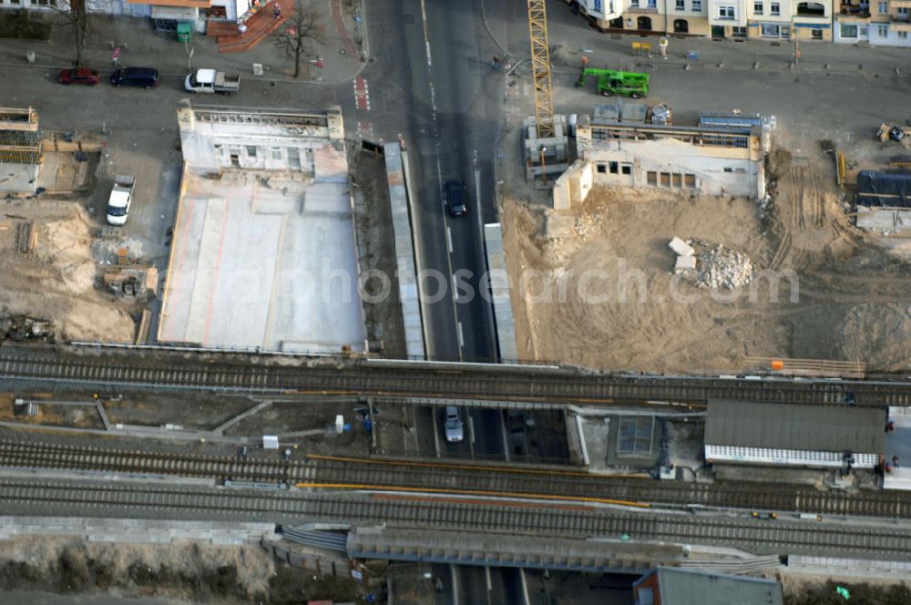 Berlin from above - Blick auf den Um- und Ausbau des S-Bahnhofes Berlin-Baumschulenweg.Die Fassade des Haupteinganges auf der Ostseite, die der Bahnhof 1916 erhielt und die heute unter Denkmalschutz steht, bleibt dabei erhalten. Ansonsten wird der erneuerungsbedürftige Bahnhof künftig modernen Ansprüchen an Komfort, Sicherheit, Gestaltung und Leistungsfähigkeit gerecht. Rund 28 Millionen Euro werden investiert.Die Brücken der drei S-Bahn- und zwei Fernbahngleise werden neu gebaut. Die Breite der Baumschulenstraße bleibt erhalten, ebenso die auf 3,80 Meter beschränkte Durchfahrtshöhe.Die S-Bahnsteige werden neu gebaut und beide liegen künftig fast mittig über der Baumschulenstraße. Auch nach dem Umbau wird es drei S-Bahngleise mit einem Seitenbahnsteig für die Züge Richtung Stadt und einem Inselbahnsteig für die Züge Richtung Schöneweide geben. Ausführende Baufirma ist die EUROVIA Infra GmbH.