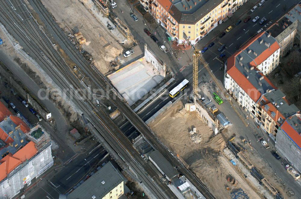 Berlin from above - Blick auf den Um- und Ausbau des S-Bahnhofes Berlin-Baumschulenweg.Die Fassade des Haupteinganges auf der Ostseite, die der Bahnhof 1916 erhielt und die heute unter Denkmalschutz steht, bleibt dabei erhalten. Ansonsten wird der erneuerungsbedürftige Bahnhof künftig modernen Ansprüchen an Komfort, Sicherheit, Gestaltung und Leistungsfähigkeit gerecht. Rund 28 Millionen Euro werden investiert.Die Brücken der drei S-Bahn- und zwei Fernbahngleise werden neu gebaut. Die Breite der Baumschulenstraße bleibt erhalten, ebenso die auf 3,80 Meter beschränkte Durchfahrtshöhe.Die S-Bahnsteige werden neu gebaut und beide liegen künftig fast mittig über der Baumschulenstraße. Auch nach dem Umbau wird es drei S-Bahngleise mit einem Seitenbahnsteig für die Züge Richtung Stadt und einem Inselbahnsteig für die Züge Richtung Schöneweide geben. Ausführende Baufirma ist die EUROVIA Infra GmbH.