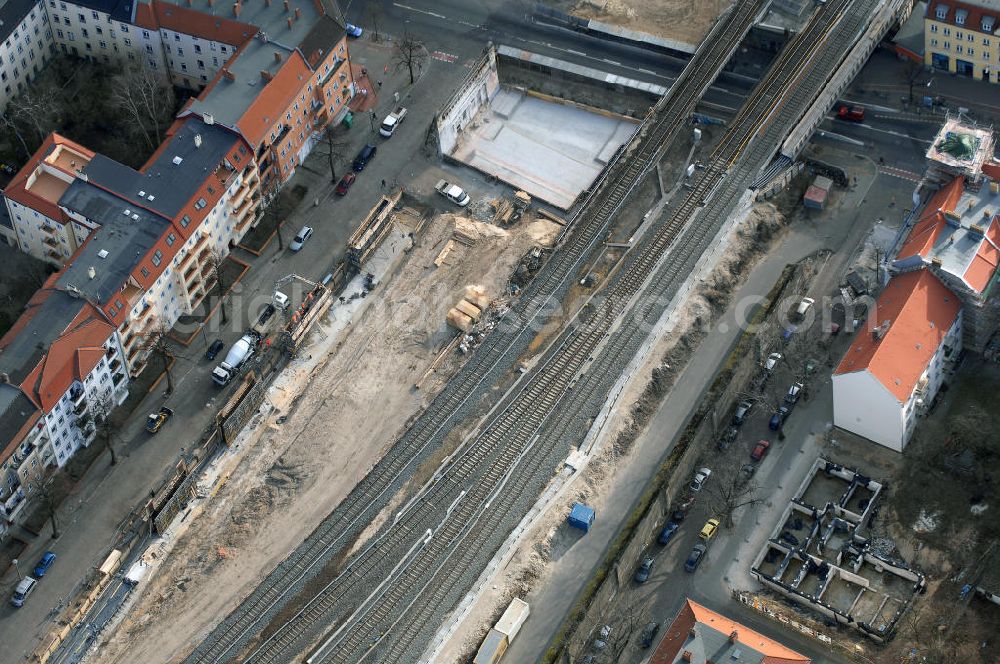 Berlin from above - Blick auf den Um- und Ausbau des S-Bahnhofes Berlin-Baumschulenweg.Die Fassade des Haupteinganges auf der Ostseite, die der Bahnhof 1916 erhielt und die heute unter Denkmalschutz steht, bleibt dabei erhalten. Ansonsten wird der erneuerungsbedürftige Bahnhof künftig modernen Ansprüchen an Komfort, Sicherheit, Gestaltung und Leistungsfähigkeit gerecht. Rund 28 Millionen Euro werden investiert.Die Brücken der drei S-Bahn- und zwei Fernbahngleise werden neu gebaut. Die Breite der Baumschulenstraße bleibt erhalten, ebenso die auf 3,80 Meter beschränkte Durchfahrtshöhe.Die S-Bahnsteige werden neu gebaut und beide liegen künftig fast mittig über der Baumschulenstraße. Auch nach dem Umbau wird es drei S-Bahngleise mit einem Seitenbahnsteig für die Züge Richtung Stadt und einem Inselbahnsteig für die Züge Richtung Schöneweide geben. Ausführende Baufirma ist die EUROVIA Infra GmbH.