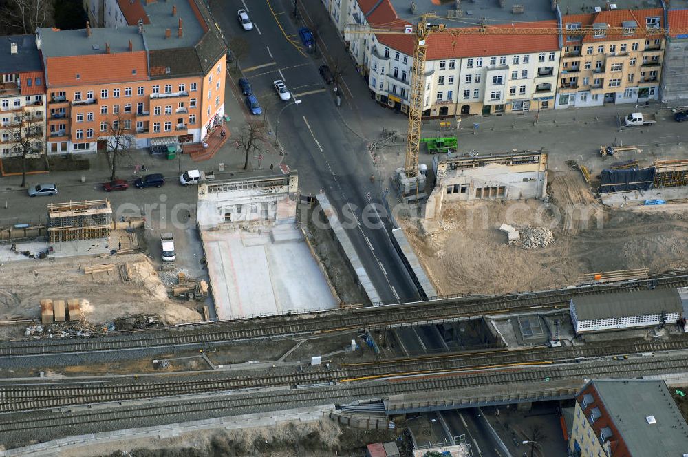 Berlin from above - Blick auf den Um- und Ausbau des S-Bahnhofes Berlin-Baumschulenweg.Die Fassade des Haupteinganges auf der Ostseite, die der Bahnhof 1916 erhielt und die heute unter Denkmalschutz steht, bleibt dabei erhalten. Ansonsten wird der erneuerungsbedürftige Bahnhof künftig modernen Ansprüchen an Komfort, Sicherheit, Gestaltung und Leistungsfähigkeit gerecht. Rund 28 Millionen Euro werden investiert.Die Brücken der drei S-Bahn- und zwei Fernbahngleise werden neu gebaut. Die Breite der Baumschulenstraße bleibt erhalten, ebenso die auf 3,80 Meter beschränkte Durchfahrtshöhe.Die S-Bahnsteige werden neu gebaut und beide liegen künftig fast mittig über der Baumschulenstraße. Auch nach dem Umbau wird es drei S-Bahngleise mit einem Seitenbahnsteig für die Züge Richtung Stadt und einem Inselbahnsteig für die Züge Richtung Schöneweide geben. Ausführende Baufirma ist die EUROVIA Infra GmbH.