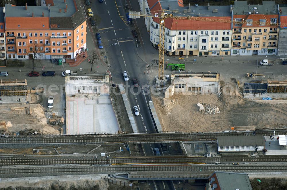 Berlin from the bird's eye view: Blick auf den Um- und Ausbau des S-Bahnhofes Berlin-Baumschulenweg.Die Fassade des Haupteinganges auf der Ostseite, die der Bahnhof 1916 erhielt und die heute unter Denkmalschutz steht, bleibt dabei erhalten. Ansonsten wird der erneuerungsbedürftige Bahnhof künftig modernen Ansprüchen an Komfort, Sicherheit, Gestaltung und Leistungsfähigkeit gerecht. Rund 28 Millionen Euro werden investiert.Die Brücken der drei S-Bahn- und zwei Fernbahngleise werden neu gebaut. Die Breite der Baumschulenstraße bleibt erhalten, ebenso die auf 3,80 Meter beschränkte Durchfahrtshöhe.Die S-Bahnsteige werden neu gebaut und beide liegen künftig fast mittig über der Baumschulenstraße. Auch nach dem Umbau wird es drei S-Bahngleise mit einem Seitenbahnsteig für die Züge Richtung Stadt und einem Inselbahnsteig für die Züge Richtung Schöneweide geben. Ausführende Baufirma ist die EUROVIA Infra GmbH.