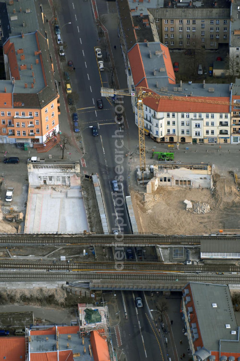 Aerial image Berlin - Blick auf den Um- und Ausbau des S-Bahnhofes Berlin-Baumschulenweg.Die Fassade des Haupteinganges auf der Ostseite, die der Bahnhof 1916 erhielt und die heute unter Denkmalschutz steht, bleibt dabei erhalten. Ansonsten wird der erneuerungsbedürftige Bahnhof künftig modernen Ansprüchen an Komfort, Sicherheit, Gestaltung und Leistungsfähigkeit gerecht. Rund 28 Millionen Euro werden investiert.Die Brücken der drei S-Bahn- und zwei Fernbahngleise werden neu gebaut. Die Breite der Baumschulenstraße bleibt erhalten, ebenso die auf 3,80 Meter beschränkte Durchfahrtshöhe.Die S-Bahnsteige werden neu gebaut und beide liegen künftig fast mittig über der Baumschulenstraße. Auch nach dem Umbau wird es drei S-Bahngleise mit einem Seitenbahnsteig für die Züge Richtung Stadt und einem Inselbahnsteig für die Züge Richtung Schöneweide geben. Ausführende Baufirma ist die EUROVIA Infra GmbH.